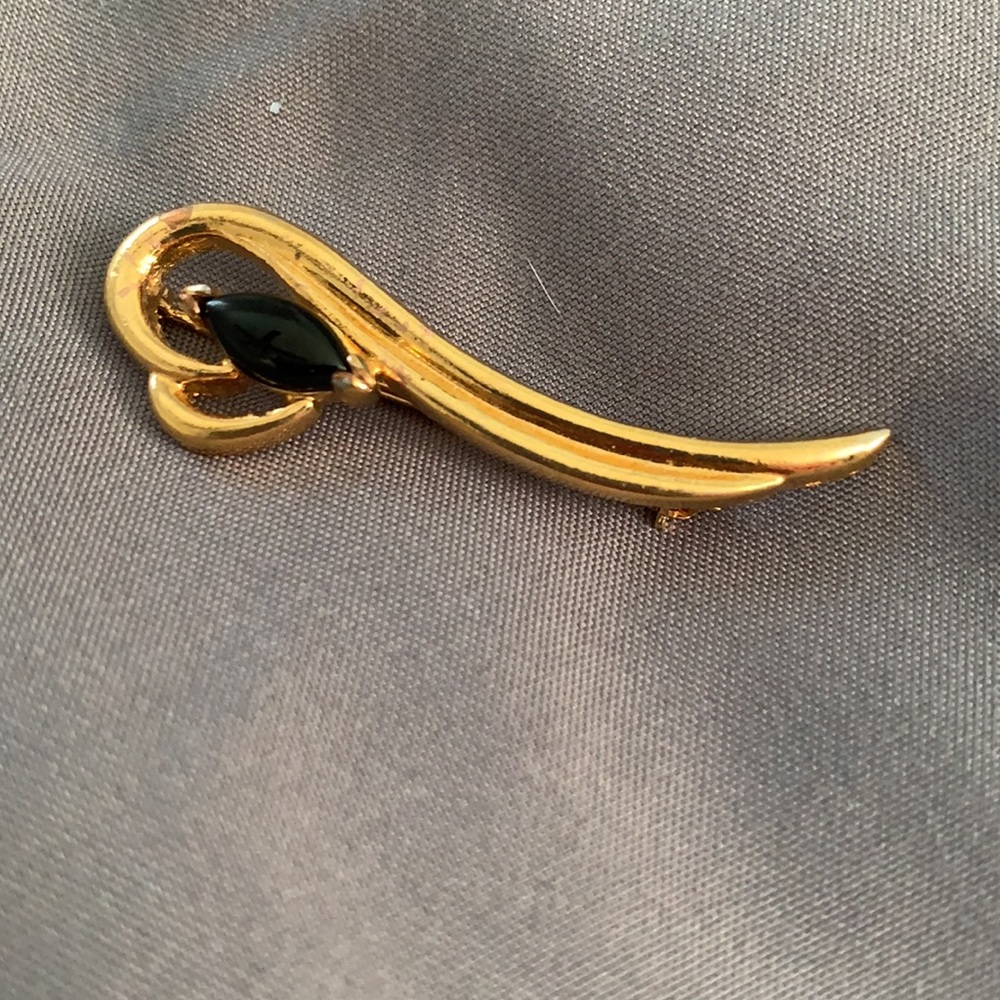 Gold Onyx Pin